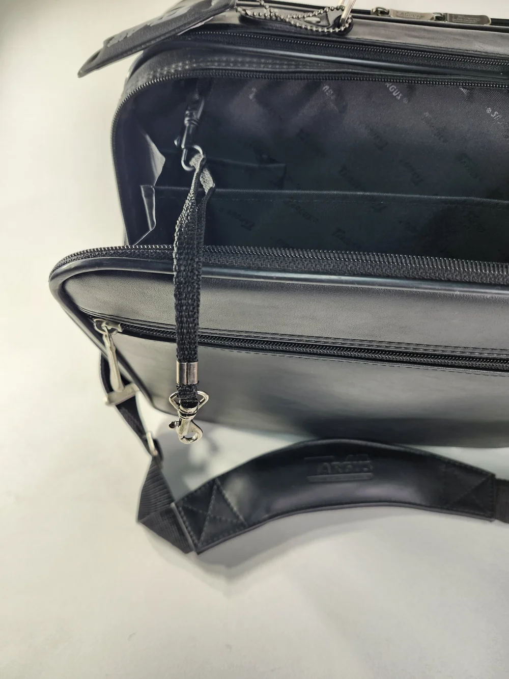 Air Targus Men's Black Leather Briefcase - Classic Professional Carry